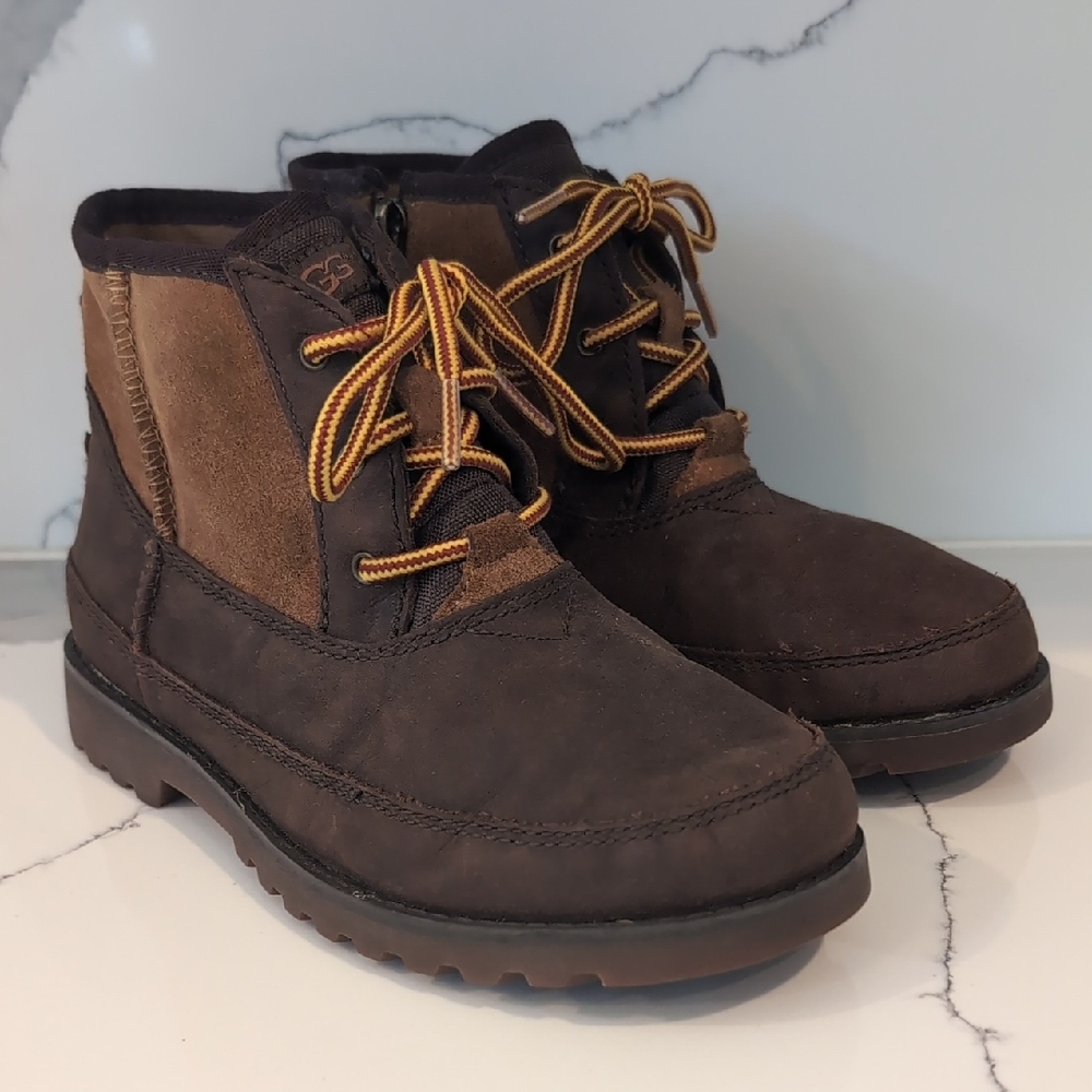 Boys Bradley Brown Ugg Boots Size 2 EUC!